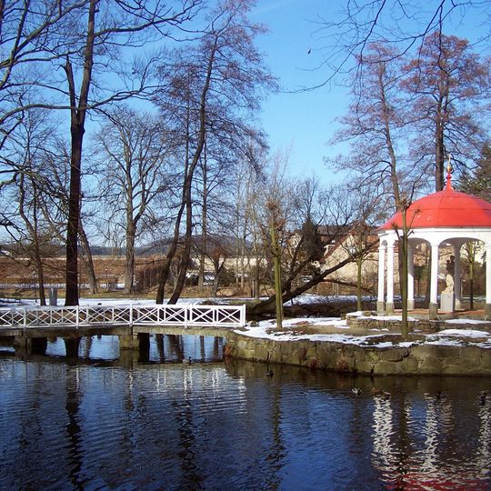 Sogenannter Großer Teich mit Insel, sogenannter Inselteich mit Insel, darauf Pavillon mit Statue der Flora, zwei Teichständer, Kaskade, Sonnenuhr, Steintischgruppe, Schwanenhäuschen, Eiskeller, Aussichtspunkt „Pilz“ und umlaufende Einfriedungs