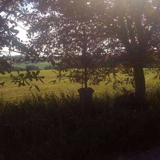 Kříž západně od Bratřic