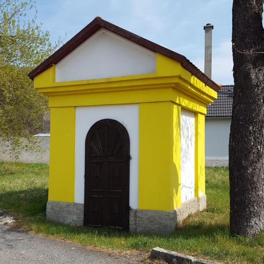 Kaplička v Libomyšli na severním okraji návsi
