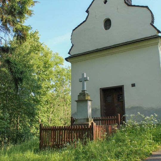 Kříž ve Vysokém Potoku před kaplí ve vsi