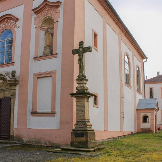 Kříž v Chudobíně u kostela svatého Františka
