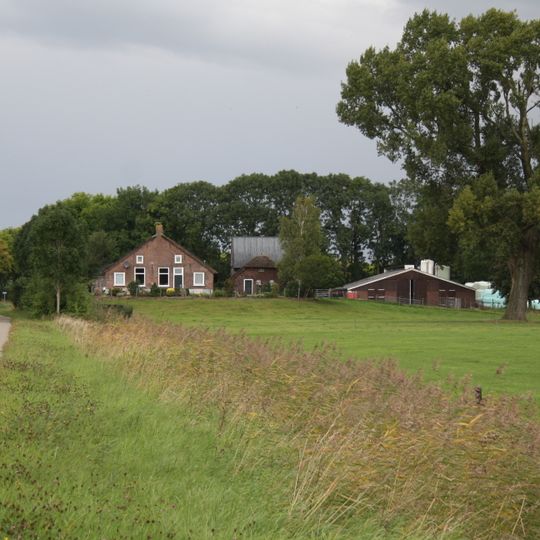 Op terp gelegen boerderij van het Kamper type