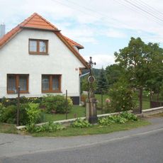 Kříž v Lázu u křižovatky