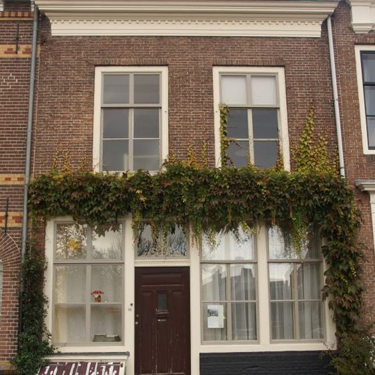 Huis met geverfde lijstgevel