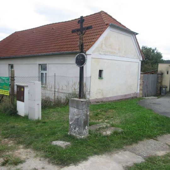 Kříž západně od Dubného u rybníka