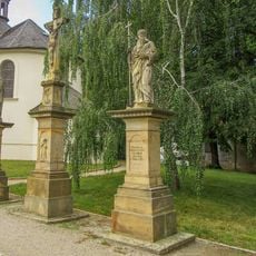 Socha svatého Cyrila v Olšanech za kostelem