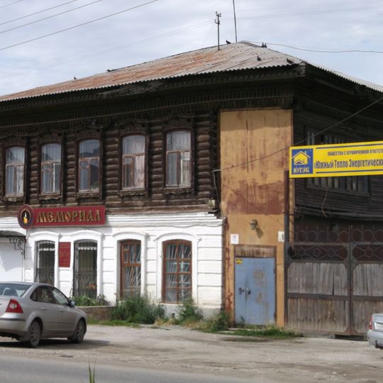 Дом купеческий двухэтажный каменно-деревянный