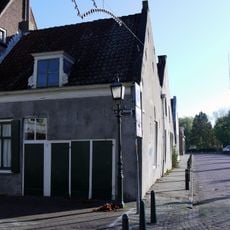 Huis met gepleisterde dubbele topgevel