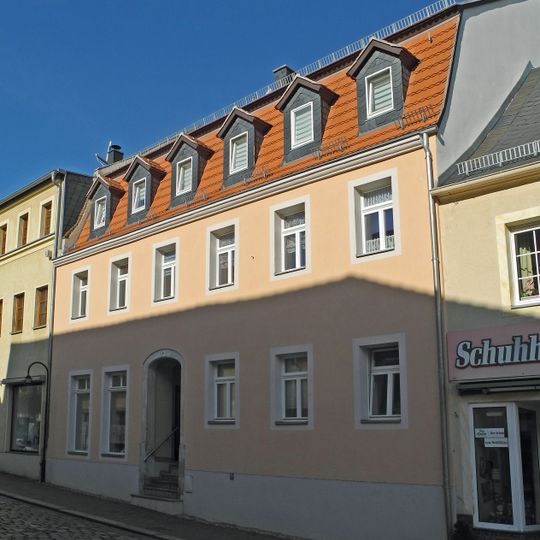 Wohnhaus und Hintergebäude in geschlossener Bebauung Dresdner Straße 11
