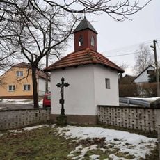 Kříž u kaple ve Hvozdci