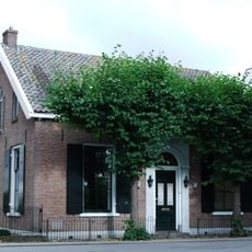 Huis met goede raamverhoudingen en deur met omlijsting
