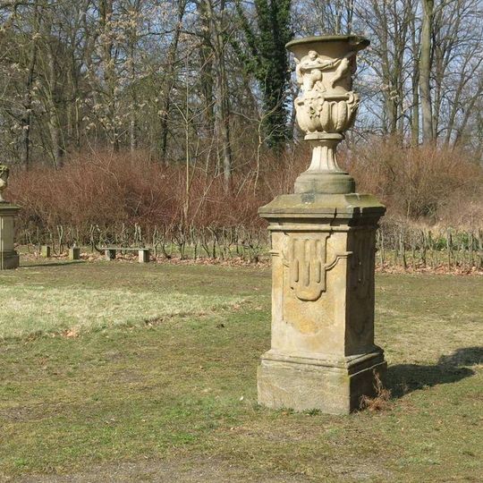 Ozdobné sloupy v zámeckém parku v Liběchově