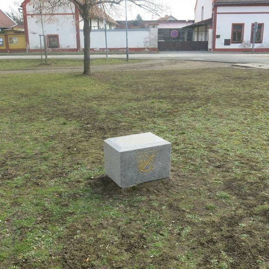 Pamětní kámen lípy svobody na návsi v Obříství