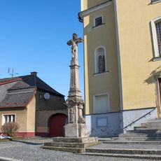 Kříž v Lošticích před kostelem