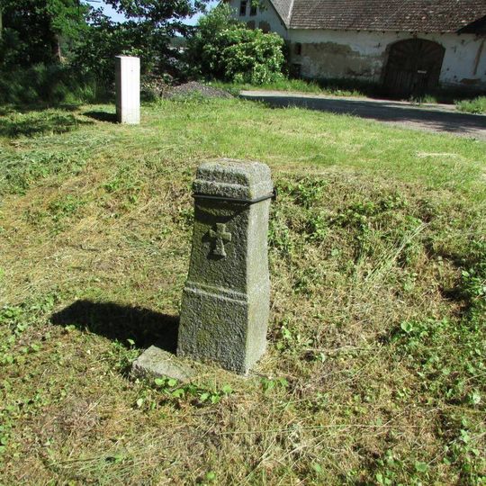 Podstavec bez kříže u zemědělských staveb ve Svépravicích