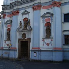 Sochy v dolní části průčelí kostela svatého Vojtěcha v Ústí nad Labem