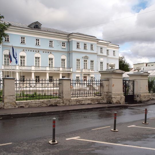 Ограда с пилонами ворот