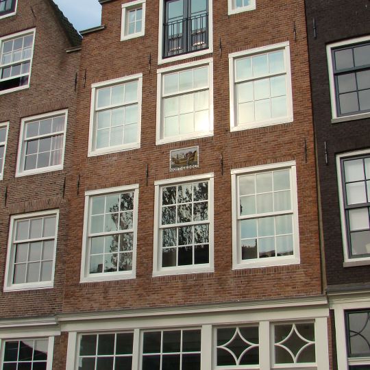 Huis met boven de houten pui