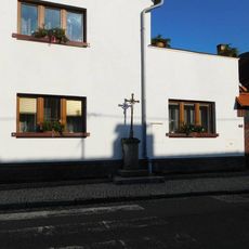 Kříž v Pyšelích v Husově ulici