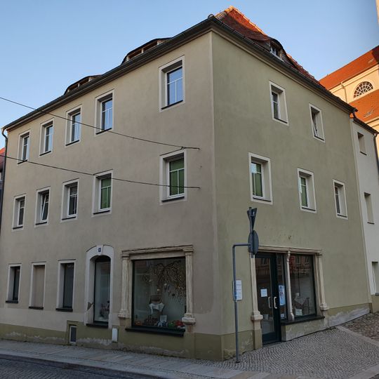 Wohnhaus mit Laden in geschlossener Bebauung und Ecklage Kirchstraße 2