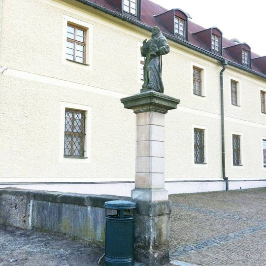 Socha svatého Benedikta u kláštera v Hejnicích