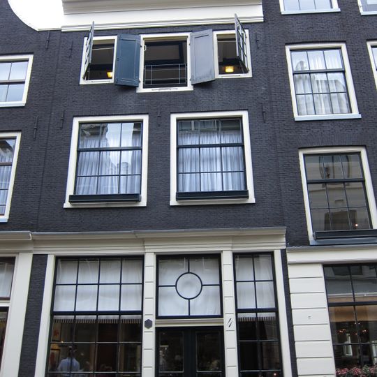 Pand met gevel onder rechte lijst