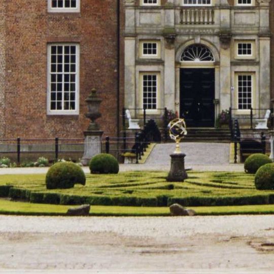 Landgoed Middachten: sokkels met ornament