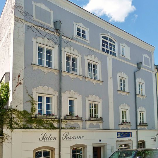 Wohn- und Geschäftshaus