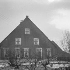 Boerderij met rieten zadeldak en hoge puntgevel met vlechtingen
