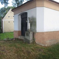 Kříž u kaple v Kníjích