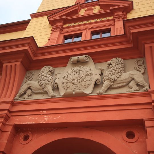 Reliéf na bráně zámku v Třebíči