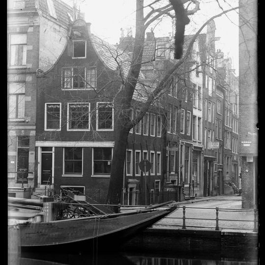 Pand met zeer gave gevel onder in het midden verhoogde lijst met consoles