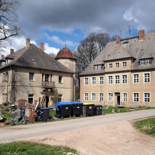 Einzeldenkmale der Sachgesamtheit Rittergut Gersdorf: Herrenhaus , Gutsverwalterhaus , Wirtschaftsgebäude und Torwächterhaus sowie Einfriedungsmauer Gersdorf 15;