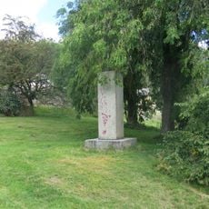 Pomník nejasného účelu v parku v Poštovní ulici v Nejdku