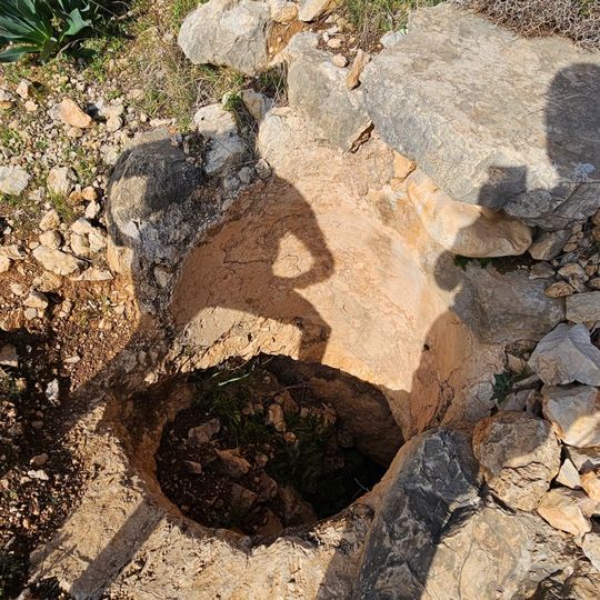 בור מים של לאורת חביבי. הפתח המסותת שלו נמצא במדרון מתחתיו כ-5 מטרים.