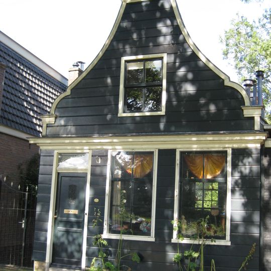 Houten dijkhuis met klokgevel uit 19de eeuw