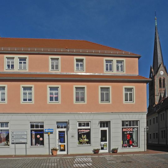 Wohnhaus über Eck mit Läden in geschlossener Bebauung Markt 16