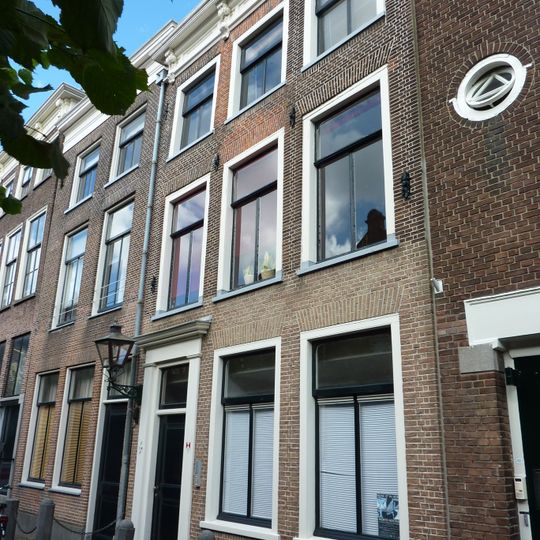 Pand met gevel met rechte kroonlijst, consoles. Onderpui verbouwd