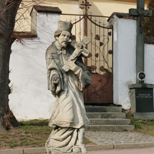 Socha svatého Jana Nepomuckého u kostela v Ledenicích