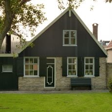 Pandje met eenvoudige houten top. Vensters met 6 en 9 ruiten