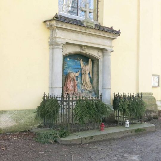 Kaplička Ježíše s andělem u zdi kostela svatého Jana Křtitele v Rumburku