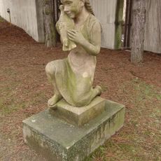 Plastika Dívka s holubicí