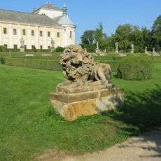 Socha lva v zahradě zámku v Lysé nad Labem (2)