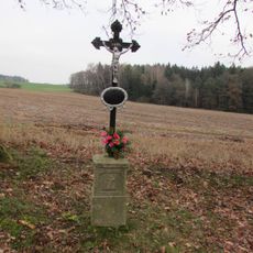 Kříž u silnice mezi Olešnou a Chvojnovem