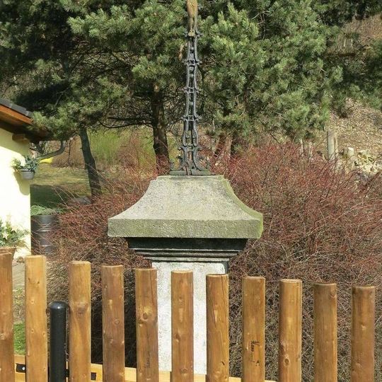 Kříž u cesty v západní části Libouchce