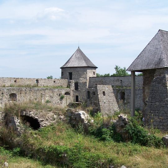 Hrad Bzovík, kostol ruina