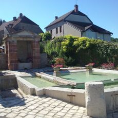 Fontaine, le lavoir et croix