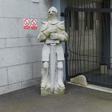 Socha rytíře vlevo od vchodu do Akademie ve Světlé nad Sázavou