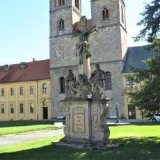 Sousoší Kalvárie na nádvoří před klášterem v Teplé