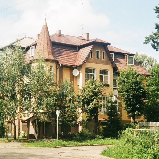 Вилла с росписью в подъезде